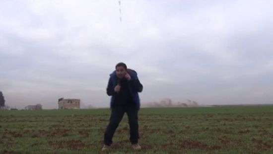 В Сирии журналист чудом вижил, оказавшись рядом с упавшей авиабомбой (ВИДЕО)