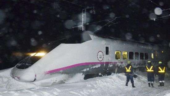 Мощные снегопады в Японии остановили поезда
