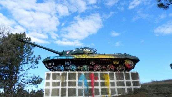 В Молдове облили краской установленный на постаменте танк «Иосиф Сталин»