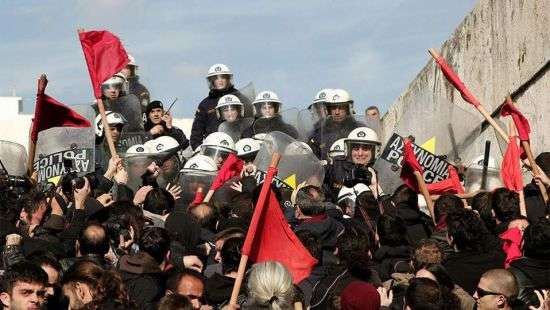 В Афинах полиция применила слезоточивый газ против протестующих