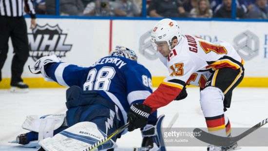 НХЛ. «Калгари» крупно обыграл «Тампу», «Каролина» остановила победную серию «Вашингтона»