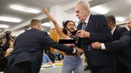 Украинскую активистку, атаковавшую лидера Чехии голой грудью, задержали