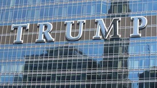 Слово «гадюшник» засветилось над входом в отель Трампа - ВИДЕО