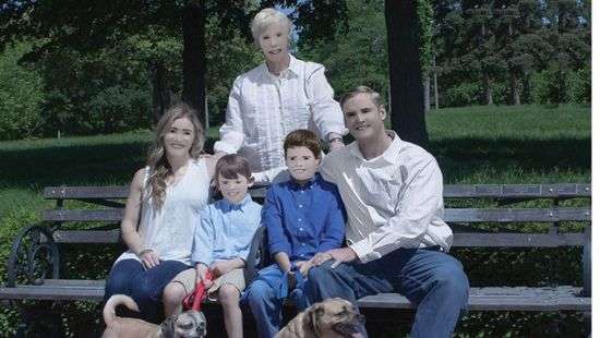 Семейное фото американцев шокировало соцсети (ФОТО