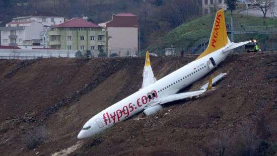 Опубликовано видео эвакуации людей из зависшего над пропастью самолета (ВИДЕО)