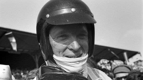 Умер гонщик, научивший всех обливаться шампанским