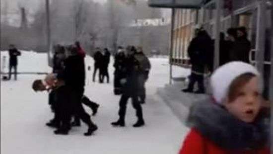 Появилось видео задержания организатора поножовщины в российской школе (ВИДЕО)