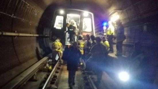 В метро Вашингтона посреди тоннеля сошел с рельсов поезд (ФОТО)