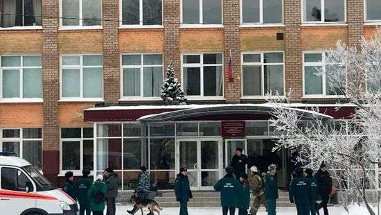 Тяжелораненая в пермской школе учительница пришла в сознание