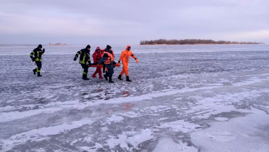 В Черкассах двое подростков провалились под лед