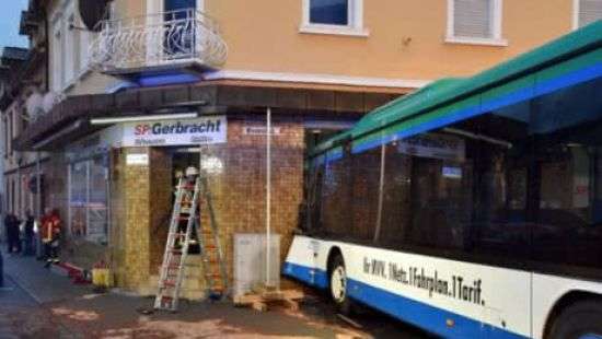 В Германии школьный автобус врезался в стену дома,  десятки пострадавших