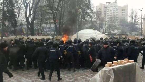 В палаточном городке под Радой произошли столкновения с полицией (ВИДЕО)