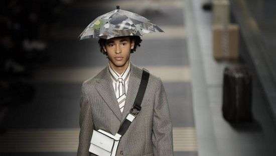 Известный итальянский бренд придумал зонты без ручек (ФОТО)