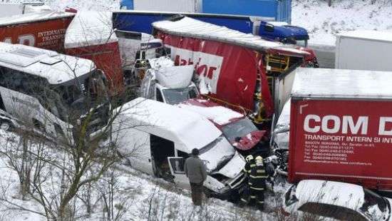 В Чехии снегопад спровоцировал массовую аварию