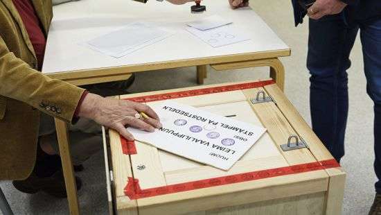 В Финляндии начались досрочные выборы президента