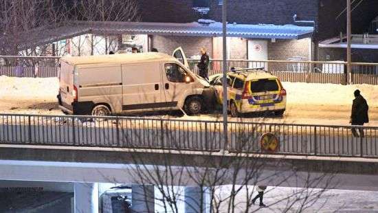 В Швеции водитель фургона специально протаранил авто копов - есть пострадавшие