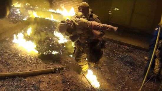 В США пожарный поймал сброшенную с высоты девочку – ВИДЕО