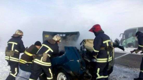 На Запорожье автобус разорвал легковушку, украинцы сгорели заживо
