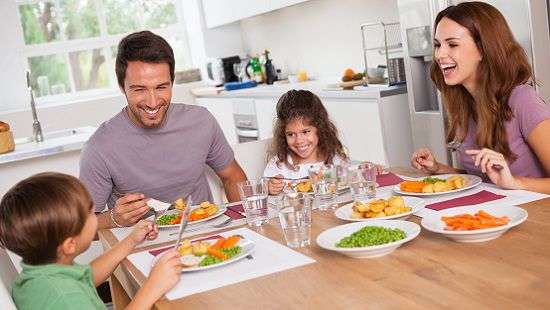 Медики рассказали о пользе семейных обедов