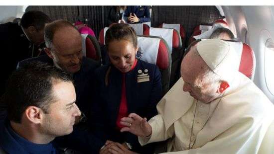 Папа Римский обвенчал пару в самолете во время полета