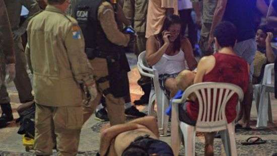 На пляже Бразилии автомобиль протаранил толпу людей, есть жертвы