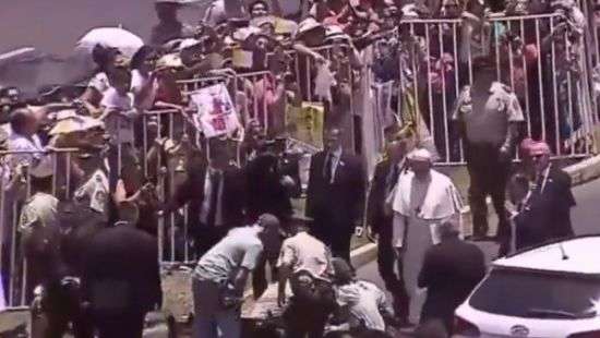 В Чили автомобиль Папы Римского напугал лошадь