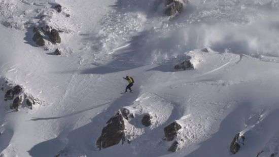 В Карпатах сноубордист чудом спасся от громадной лавины (ВИДЕО)