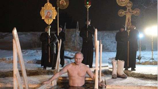 Соцсети потроллили ФОТОЖАБАМИ купание Путина в проруби