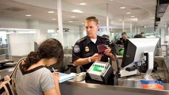 В США пограничники будут проверять ноутбуки и телефоны туристов