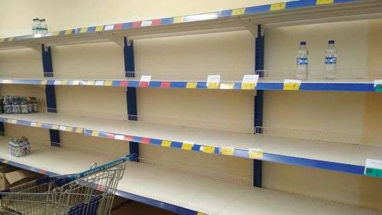 Жители Черкасс в панике скупили всю воду из супермаркетов (ФОТО)