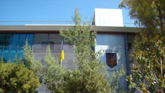 В Афинах неизвестные с «коктейлями Молотова» напали на посольство Украины (ФОТО)