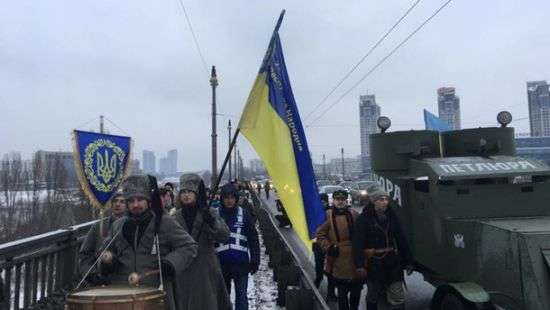 В Киеве на мост Патона пригнали броневик (ФОТО)