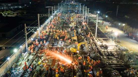 Китайские рабочие проложили новую железную дорогу за 9 часов (ВИДЕО)