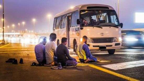 В ОАЭ будут штрафовать водителей молящихся на обочинах