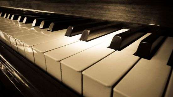 Британский полицейский сыграл ноктюрн Шопена для ограбленного старика (ВИДЕО)