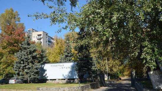 В Киеве киностудию им.Довженко хотят лишить земли и построить на ее месте автозаправку