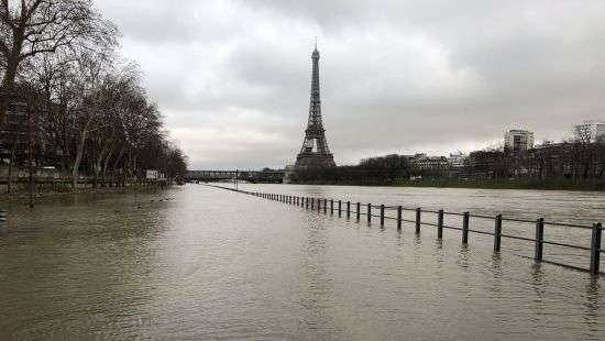 В Париже вышла из берегов Сена: объявлен оранжевый уровень опасности (ФОТО/ВИДЕО)