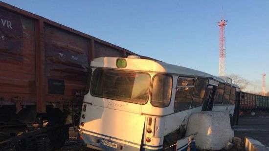 В Одесской области поезд и автобус не поделили дорогу, есть пострадавшие