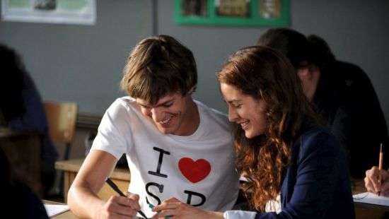 Директор престижной школы Уэльса запретил ученикам заводить отношения