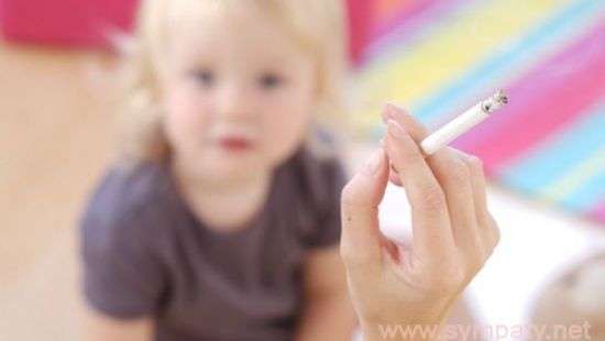 В Сети обнародовали шокирующее видео с курящим 2-летним ребенком (ВИДЕО)