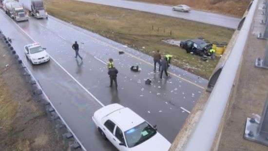 У США В результаті ДТП траса виявилася вкрита доларами (ВІДЕО)