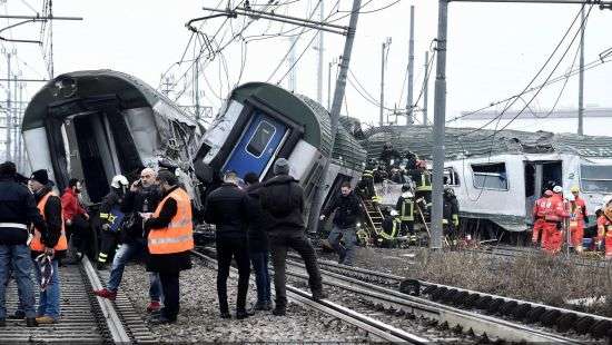 Возле Милана с рельсов сошел поезд, 100 человек получили ранения (ФОТО/ВИДЕО)