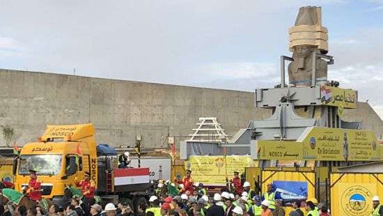 В Египте под звуки гимна транспортируют статую Рамзеса, которой более 3000 лет