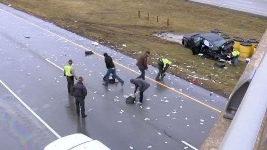 В США трассу засыпало деньгами (ВИДЕО)