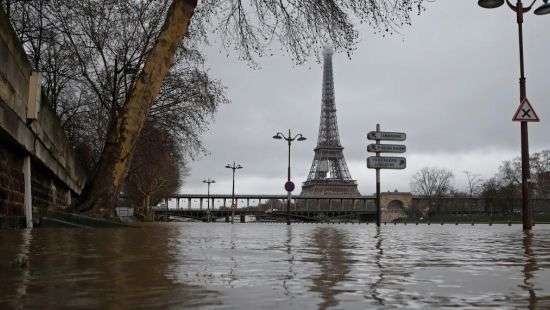 Из-за наводнения в Париже закрывают Лувр и отменяют круизы по Сене
