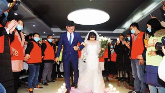 В Китае больная раком девушка устроила себе свадьбу без жениха