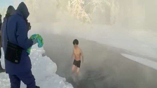 В Якутии японца искупали в реке при 60-градусном морозе (ВИДЕО)