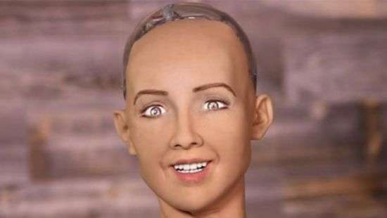 Робот София сломалась после вопроса о коррупции в Украине