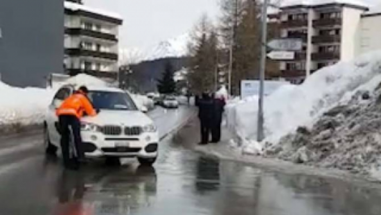 В Давосе автомобиль из кортежа Трампа сбил полицейского