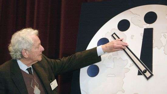 Ученые перевели вперед стрелки Часов Судного дня